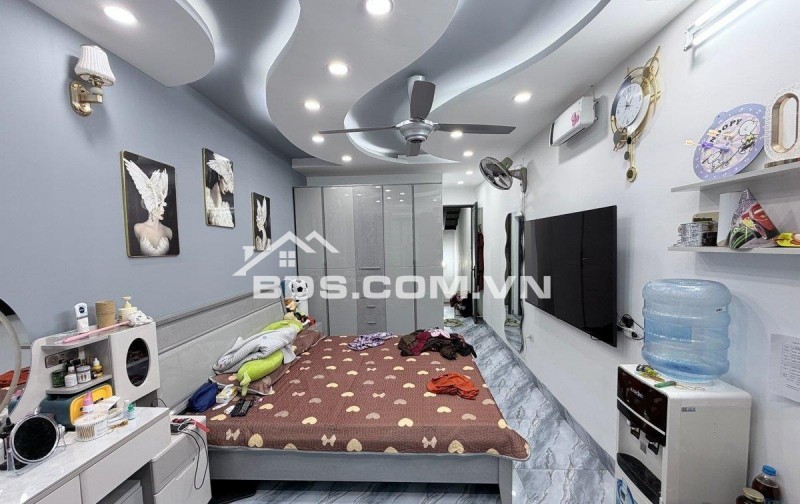 PHỐ NGUYÊN HỒNG - THANG MÁY XỊN - NGÕ THÔNG BA GÁC TRÁNH - NHÀ ĐẸP Ở LUÔN - SÂN CHƠI RỘNG - FULL TIỆN ÍCH. GIÁ NHỈNH 10 TỶ