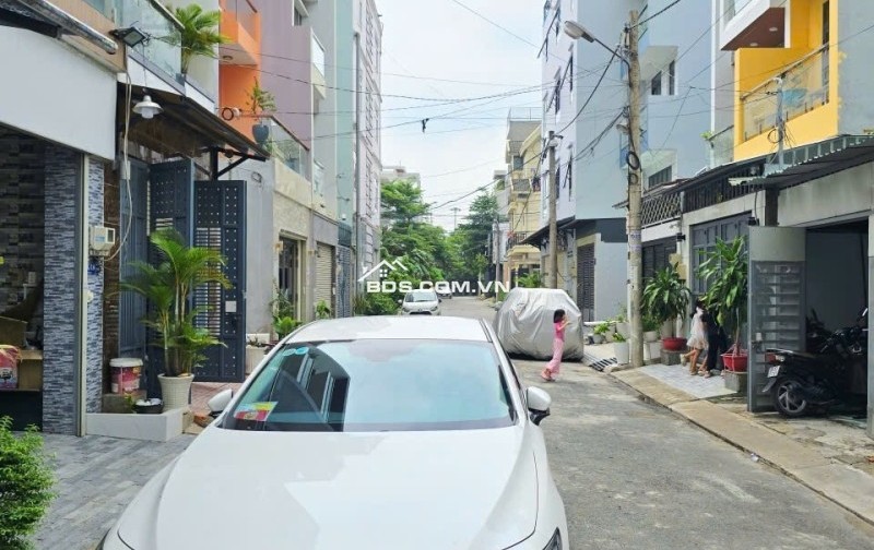 Bán nhà mặt phố đường 827, Phường Phú Hữu,  Q.9, Thủ Đức, TP HCM. DT  64m2, 4 tầng, SHR. Giá - 7.85  tỷ.