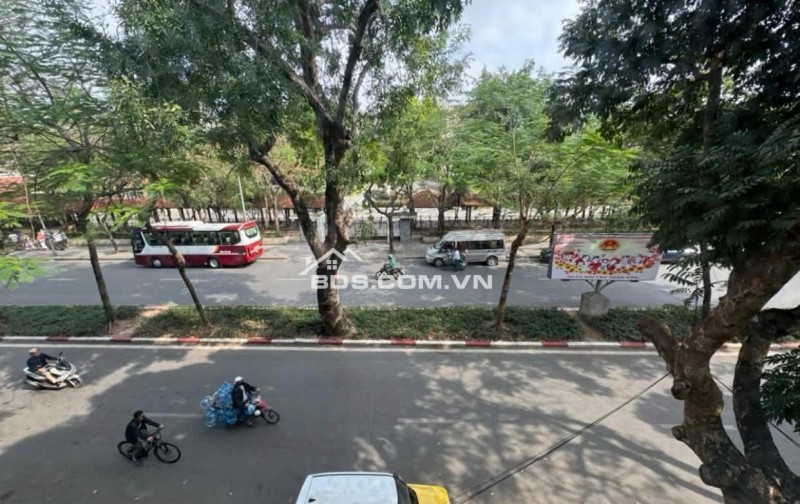  Bán nhà Lê Hồng Phong - mặt phố - 29/39m2 - 3tầng 1 tum - view Lăng Bác - lô góc 2 mặt tiền - vỉa hè to  Khu Vip - Hiếm