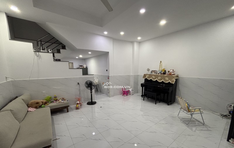 Cư xá phú lâm A, nhà cứng cáp, 3 phòng ngủ, 4 toilet, quy hoạch ra mặt tiền. Hiện tại hẻm thông tứ phía 20m ra hẻm xe hơi đậu ngang 4 chiếc