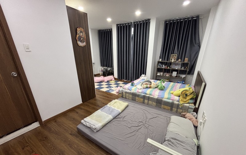 Cư xá phú lâm A, nhà cứng cáp, 3 phòng ngủ, 4 toilet, quy hoạch ra mặt tiền. Hiện tại hẻm thông tứ phía 20m ra hẻm xe hơi đậu ngang 4 chiếc