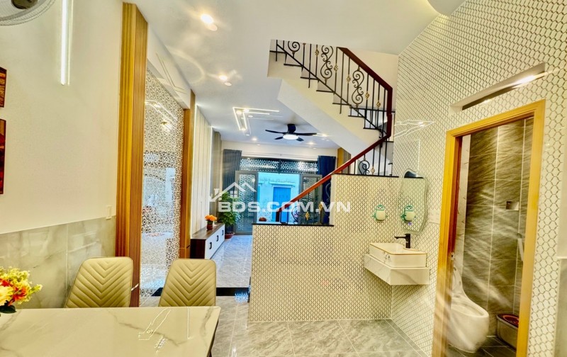 HẺM XE HƠI - HẺM THÔNG - KHU DÂN TRÍ AN NINH - NGANG GẦN 5M BỀ THẾ - NHÀ MỚI FULL NỘI THẤT VÀO Ở NGAY.