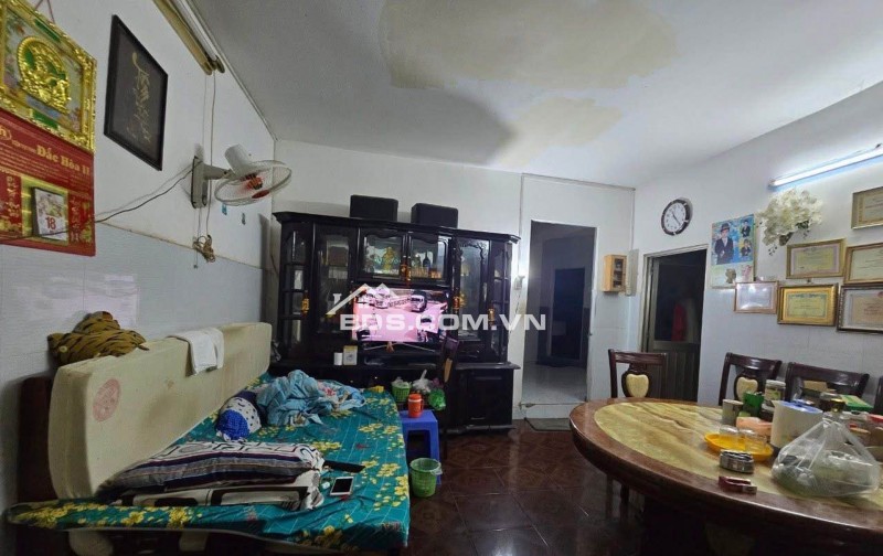 Nhà nở hậu 8m, mặt sau nhà dự phóng đường 12m ra mặt tiền, gần sân bay.