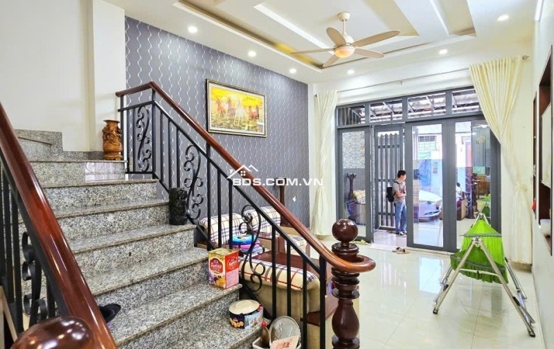 Bán nhà mặt phố đường 827, Phường Phú Hữu,  Q.9, Thủ Đức, TP HCM. DT  64m2, 4 tầng, SHR. Giá - 7.85  tỷ.