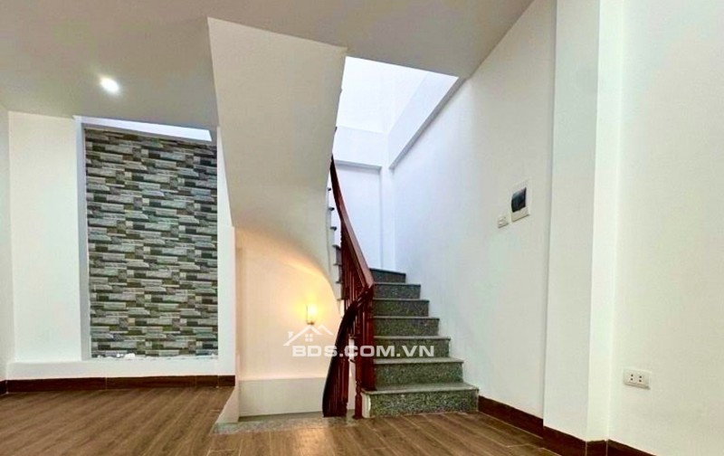 HlẾM - TÂY NAM LINH ĐÀM - NHÀ ĐẸP MỚI XÂY, 38m2 x 5T, MT 4m lý tưởng - 10m ra phố, Ô TÔ TRÁNH ĐỖ!