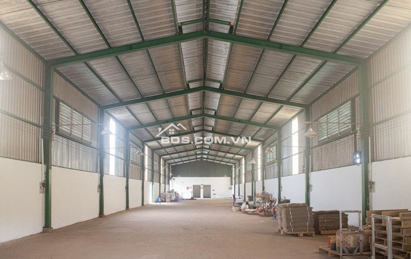 Cho thuê kho xưởng 1000m² (mở rộng được) ở gần đường QL 10. Có sẵn VP, nhà ăn