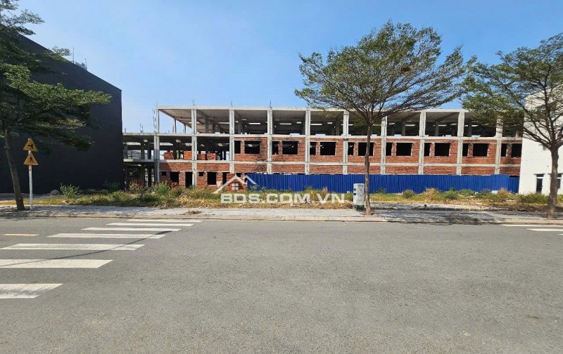 Bán gấp lô đất 100m2 ngay trung tâm Bình Dương. Giá chỉ 860 triệu, sổ sẵn