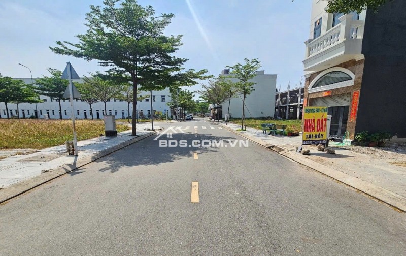 Bán gấp lô đất 100m2 ngay trung tâm Bình Dương. Giá chỉ 860 triệu, sổ sẵn
