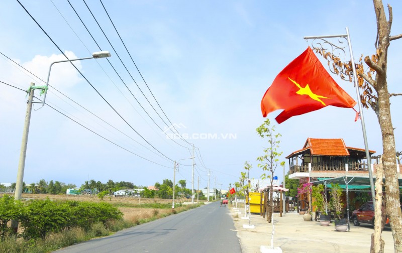 TRUNG TÂM CẦN ĐƯỚC – ĐẤT THỊ TRẤN GIÁ CHỈ 650 TRIỆU, SỔ HỒNG RIÊNG, CÔNG CHỨNG NGAY !