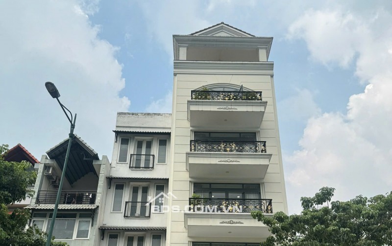 Bán mặt tiền đường Hồng Hà, Trệt 4 lầu ST, DT: 67m2, 9PN, 6WC. Gần CV