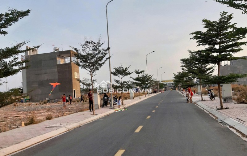 Bán gấp lô đất 100m2 ngay trung tâm Bình Dương. Giá chỉ 860 triệu, sổ sẵn