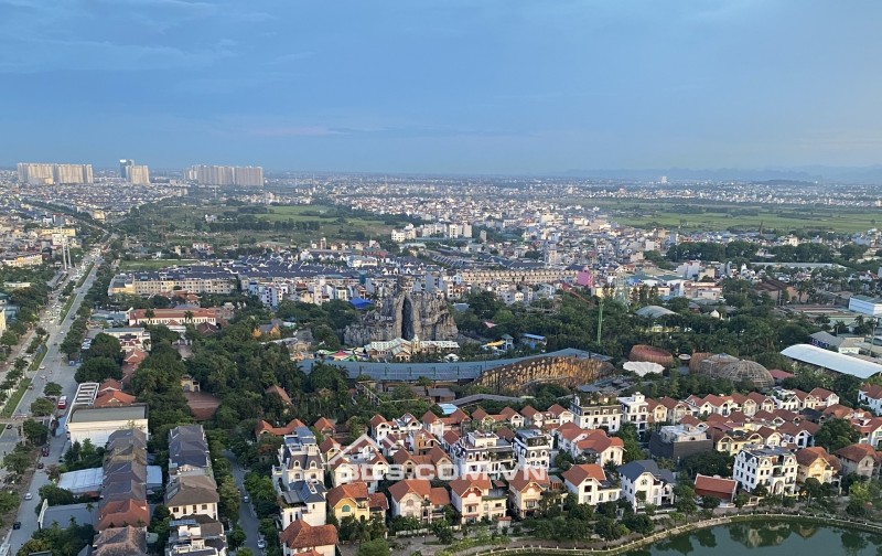 CHÍNH CHỦ BÁN CĂN 2 NGỦ TẦNG TRUNG CAO BAN CÔNG ĐÔNG NAM TÒA GEMEK 2