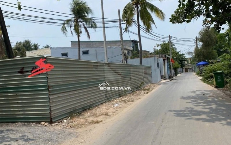 Cho thuê 3000m2 bãi sẵn nền bê tông, chủ có dựng kho, xưởng, tập kết hàng hóa thuận tiện