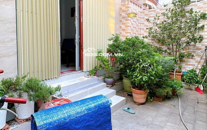 Bán nhà hẻm 4 mét đường đoàn văn bơ ,p14,q4. Dt: 5,4x17m .giá 7,5 tỷ