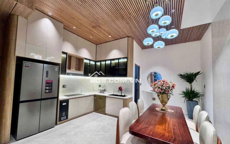 BÁN NHÀ SIÊU ĐẸP .SÁT LÝ THÁI TÔNG.70MV 3 TẦNG 3 PHÒNG NGỦ.4WC CÁCH BIỂN 100M NHỈNH 9 TỶ