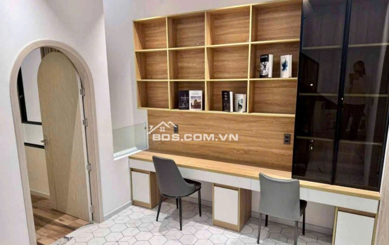 BÁN NHÀ SIÊU ĐẸP .SÁT LÝ THÁI TÔNG.70MV 3 TẦNG 3 PHÒNG NGỦ.4WC CÁCH BIỂN 100M NHỈNH 9 TỶ