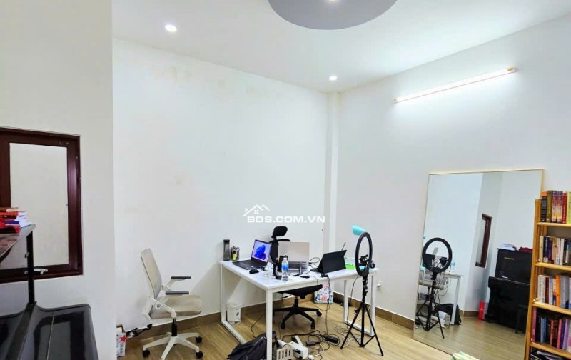 NHÀ PHỐ 53M2, 3 TẦNG, HOÀN CÔNG ĐỦ, ĐƯỜNG Ô TÔ, GẦN CHỢ LONG TRƯỜNG.
