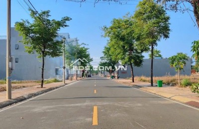 Chính chủ bán đất gần Làng Đại Học Cổng Xanh, mặt tiền ĐT 741, giá chỉ 920 triệu, sổ sẵn công chứng ngay