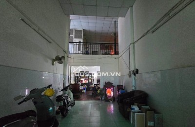 Nhà nở hậu 8m, mặt sau nhà dự phóng đường 12m ra mặt tiền, gần sân bay.