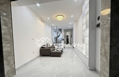  HIẾM !!! NHÀ MỚI ĐẸP Ở NGAY-THANG MÁY NHẬP KHẨU -NGÕ THÔNG THOÁNG BA GÁC TRÁNH-BA BƯỚC CHÂN RA MẶT PHỐ. GIÁ 9.9 TỶ 