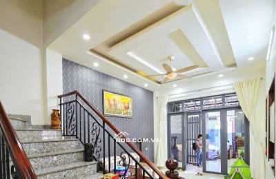 Bán nhà mặt phố đường 827, Phường Phú Hữu,  Q.9, Thủ Đức, TP HCM. DT  64m2, 4 tầng, SHR. Giá - 7.85  tỷ.