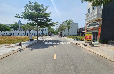Bán gấp lô đất 100m2 ngay trung tâm Bình Dương. Giá chỉ 860 triệu, sổ sẵn