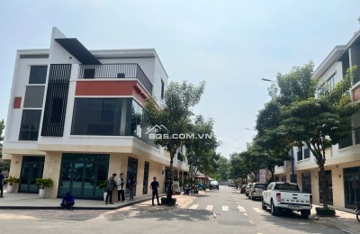 NHÀ PHỐ SỔ SẴN COMPOUND CAO CẤP TP.HCM - 15 phút tới AEON MALL: 3,2 TỶ. Vũ 0933910039