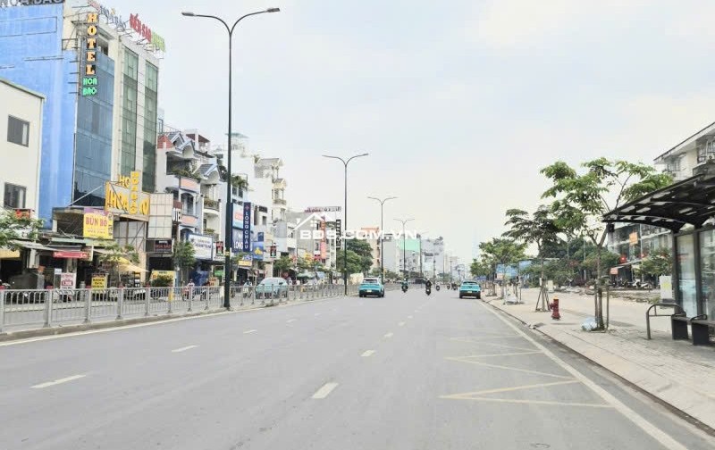 Bán CHDV 4 lầu hẻm 1 sẹc 310 Dương Quảng Hàm ngang 4.5m 86m2 9PN khoán 30tr chỉ 11.5 tỷ.