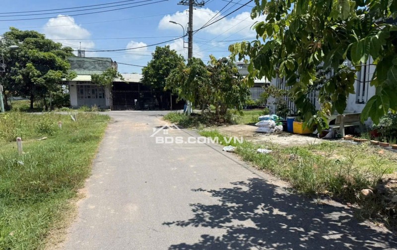 Bán nhanh 100m2 đất thổ ở đường Basa củ chi giá 700 triệu. ƯU tiên đi xem thực tế đất