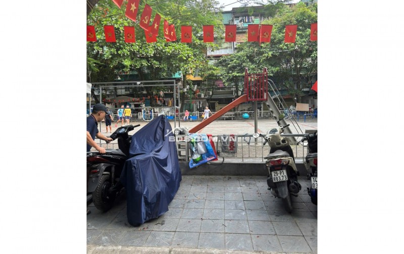Bán nhà tầng 1 khu tập thể Nghĩa Tân 55m², ô tô đỗ cửa, sổ đỏ chính chủ, vị trí đẹp