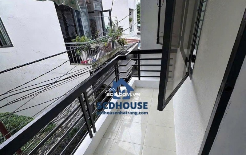 BÁN NHÀ LÔ GÓC 2 MẶT TIỀN HẺM CẮT KIẾNG ĐƯỜNG 2/4 NHA TRANG – DIỆN TÍCH 28M² KẾT CẤU 2 TẦNG ĐỦ NỘI THẤT GIÁ CHỈ 2.3 TỶ