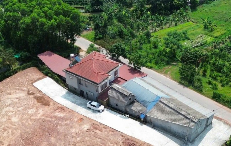​Diện tích: 127,4 m² (Có sẵn 70 m² thổ cư). ​Vị trí: Đất đẹp, dân cư đông, giao thông thuận tiện.  ​Giá: Hơn 1 t.ỷ ​ Liên hệ zalo :0354621566