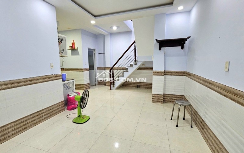  BÁN NHÀ QUẬN 1 – CHỈ 5.5 TỎI – NỞ HẬU ĐẸP    Đối diện Công an TP.HCM, chỉ 3 phút đến Chợ Bến Thành.  DT: