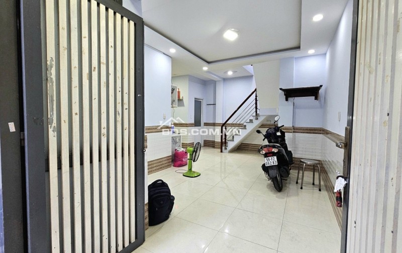  BÁN NHÀ QUẬN 1 – CHỈ 5.5 TỎI – NỞ HẬU ĐẸP    Đối diện Công an TP.HCM, chỉ 3 phút đến Chợ Bến Thành.  DT: