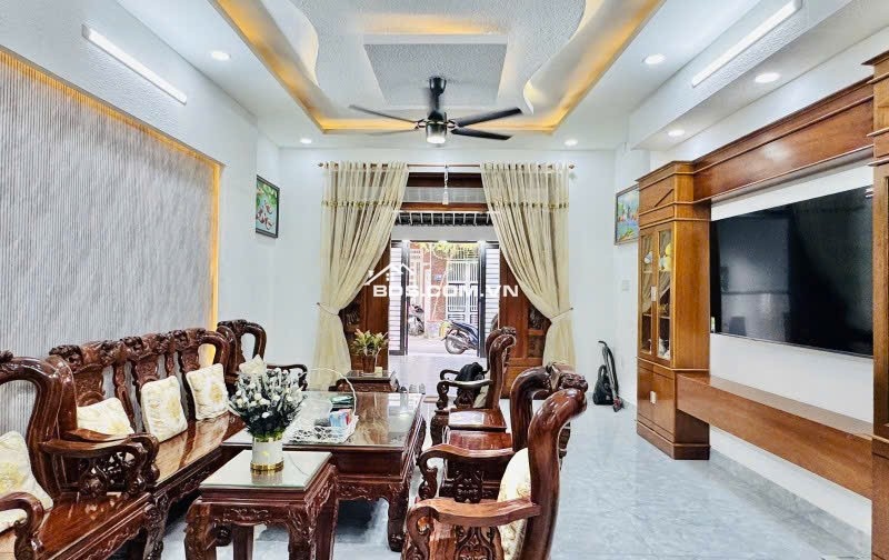 Bán nhà 4 tầng nở hậu 5.8m HXH thông Phạm Văn Bạch 100m2 gần chợ KD tốt chỉ 12.9 tỷ.