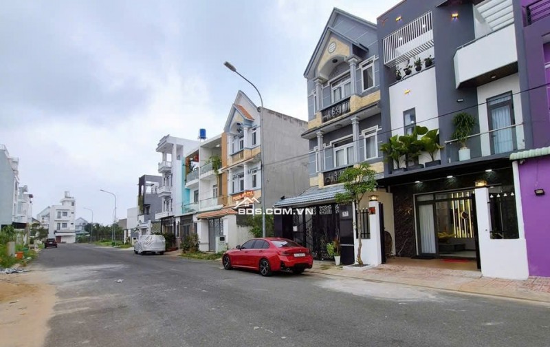 BÁN NHÀ KĐT 5 SAO CÁCH CHỢ BÌNH CHÁNH CHỈ 2KM (5,5 X 15) CHỈ 4.5 TỶ. LH:0908815596