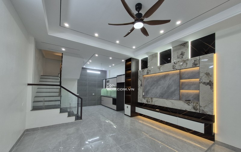 BÁN NHÀ ĐẸP 2.45 TỶ 3 TẦNG 45M2 ( HƯỚNG ĐÔNG ) NGAY HỒ VỊ XUYÊN