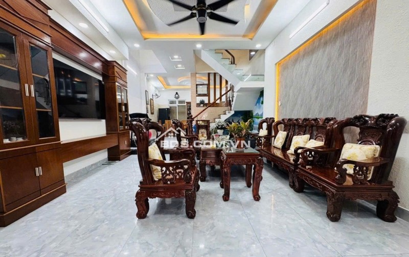 Bán nhà 4 tầng nở hậu 5.8m HXH thông Phạm Văn Bạch 100m2 gần chợ KD tốt chỉ 12.9 tỷ.