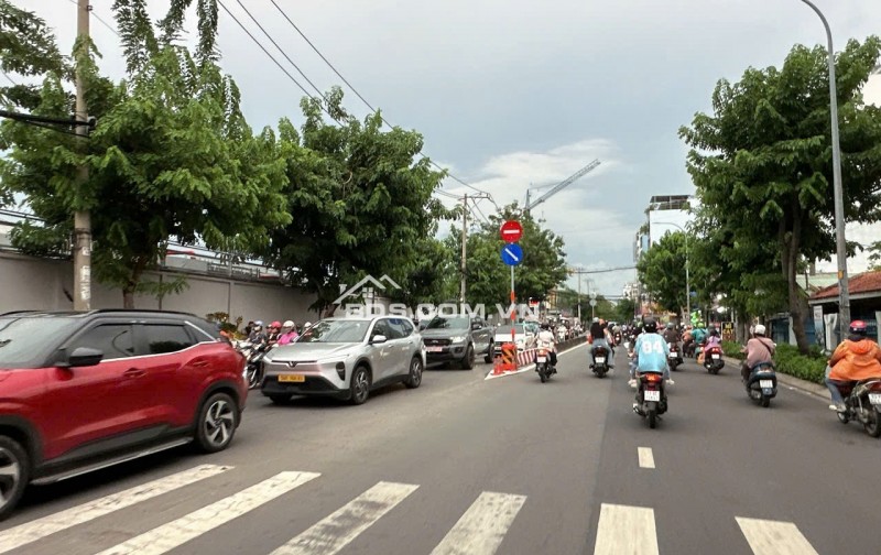 NGỘP BANK chỉ 10 tỷ xíu có nhà 5 tầng HXH 1 trục Quang Trung 88m2 có T.máy gần Emart 2.