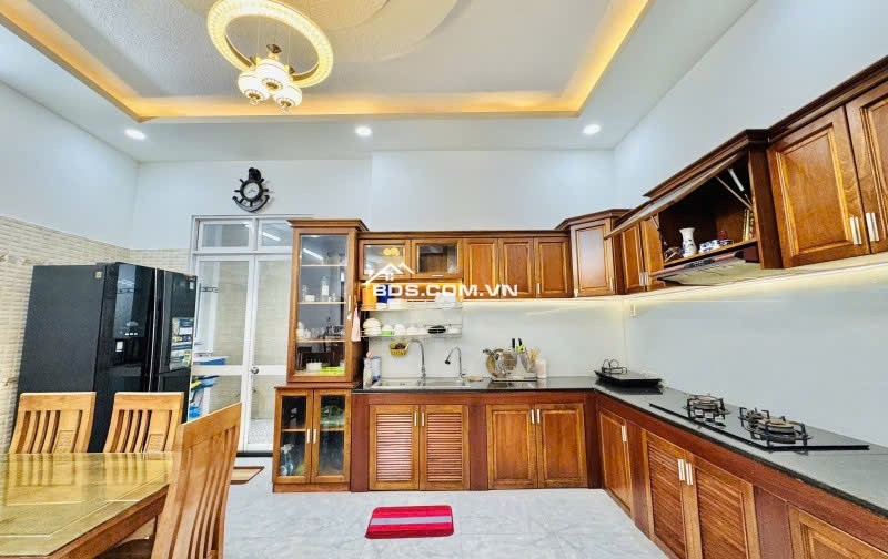 Bán nhà 4 tầng nở hậu 5.8m HXH thông Phạm Văn Bạch 100m2 gần chợ KD tốt chỉ 12.9 tỷ.