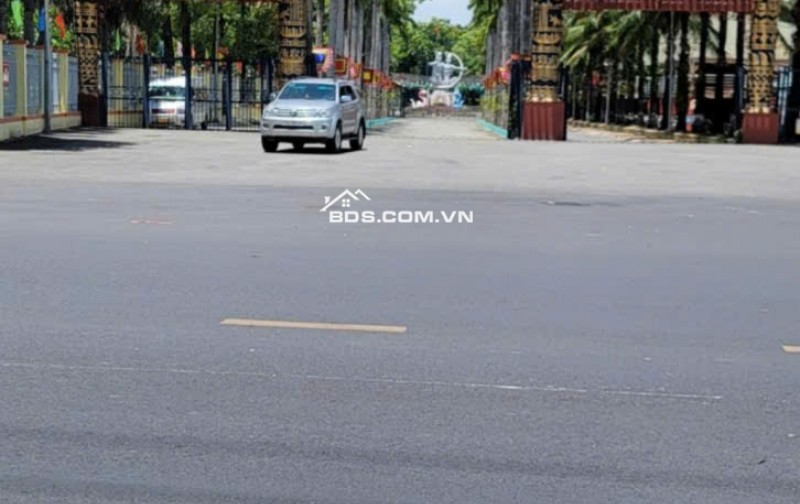 Bán nhà cấp 4 suốt có 1 gác gỗ ngay trung tâm Đầm Sen Q11