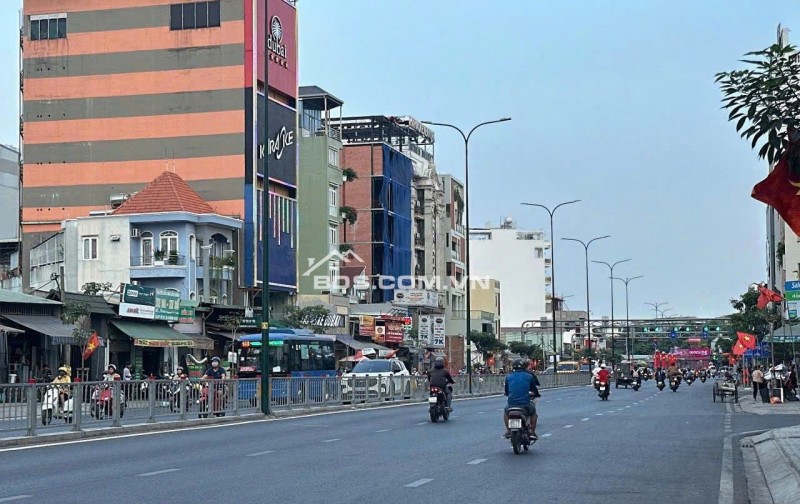 Bán CHDV 4 lầu hẻm 1 sẹc 310 Dương Quảng Hàm ngang 4.5m 86m2 9PN khoán 30tr chỉ 11.5 tỷ.
