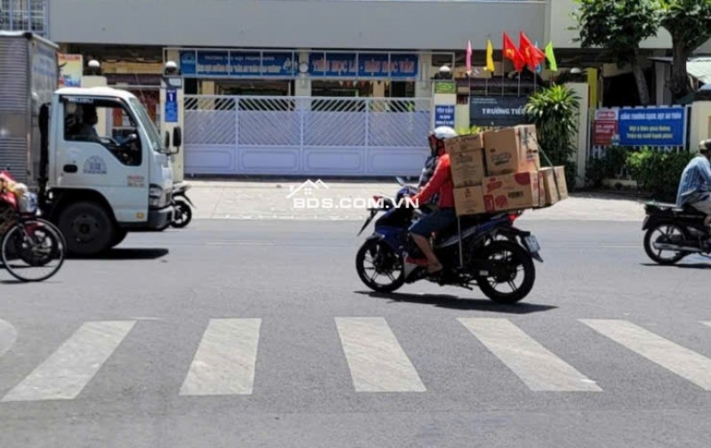 Bán nhà cấp 4 suốt có 1 gác gỗ ngay trung tâm Đầm Sen Q11