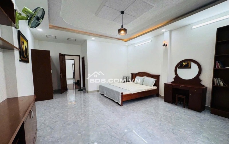 Bán nhà 4 tầng nở hậu 5.8m HXH thông Phạm Văn Bạch 100m2 gần chợ KD tốt chỉ 12.9 tỷ.