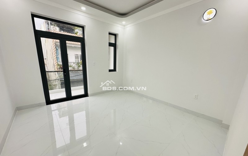 LÒ LU 6.6 TỶ  NHÀ MỚI LUNG LINH – 3 TẦNG – 4 PHÒNG NGỦ – HẺM XE HƠI – VỊ TRÍ CỰC ĐỈNH 3 CĂN RA MẶT TIỀN LÒ LU