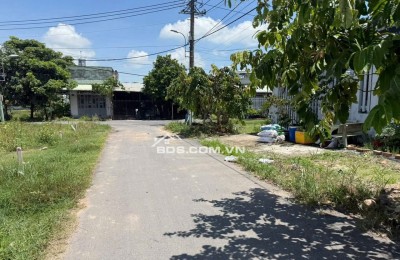 Bán nhanh 100m2 đất thổ ở đường Basa củ chi giá 700 triệu. ƯU tiên đi xem thực tế đất