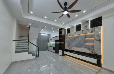 BÁN NHÀ ĐẸP 2.45 TỶ 3 TẦNG 45M2 ( HƯỚNG ĐÔNG ) NGAY HỒ VỊ XUYÊN