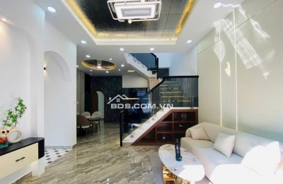 SIÊU PHẨM NHÀ MỚI ĐẸP FULL NỘI THẤT, 3PN CÓ PHÒNG NGỦ TẦNG TRỆT, HẺM THÔNG.