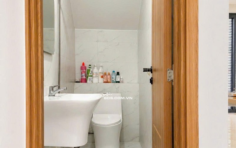 NHÀ MỚI Ở NGAY FULL NỘI THẤT - HẺM XE HƠI VÀO NHÀ THOẢI MÁI - TRUNG TÂM QUẬN 9 CŨ
