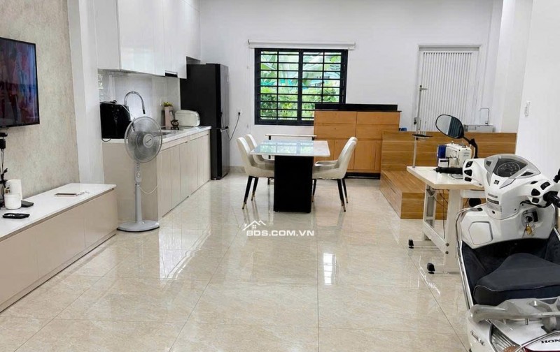 NHÀ MỚI Ở NGAY FULL NỘI THẤT - HẺM XE HƠI VÀO NHÀ THOẢI MÁI - TRUNG TÂM QUẬN 9 CŨ